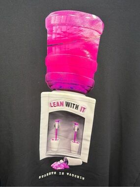 NEVER WORN | STREETZ IZ WATCHING GRAPHIC Tee with LE4N Artwork